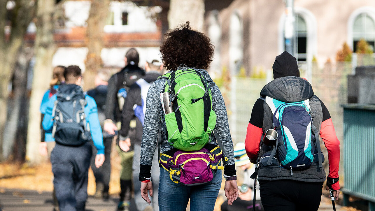 Wandergruppe mit Rucksack gemeinsam bei Veranstaltung auf der Strecke  ©SCC