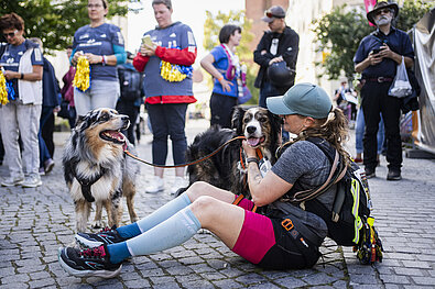 HIKING HERO: Beim HIKING HERO sind Hund und Mensch auf Augenhöhe - wie dieses Foto aus 2024 beweist. @ SCC EVENTS/Sebastian Wells 