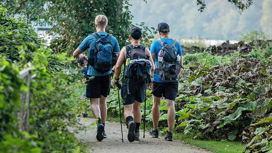 Drei sportliche Wanderer mit Ausrüstung bei Event ©SCC