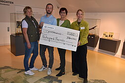 HIKING HERO: Beate Kerkhofer (1. Vorsitzende Schönower-Heide-Verein e. V.), Robert Müller (SCC EVENTS), Petra Bierwirth (Vorsitzende Förderverein Naturpark Barnim e. V.) und Dr. Aija Torkler ( Naturparkleiterin Naturpark Barnim) bei der Scheckübergabe (v. l. n. r.). @ SCC EVENTS / Naturpark Barnim